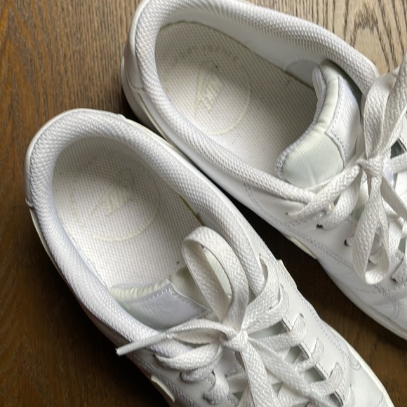 Nike Women’s Tennis Shoes. - Picture 3 of 7